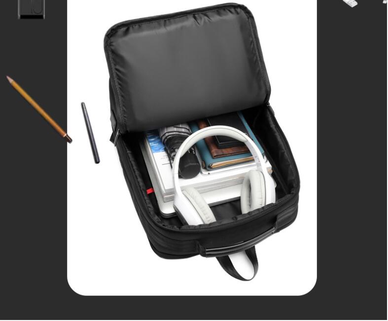 Apertura del bolso port&aacute;til de viaje de negocios