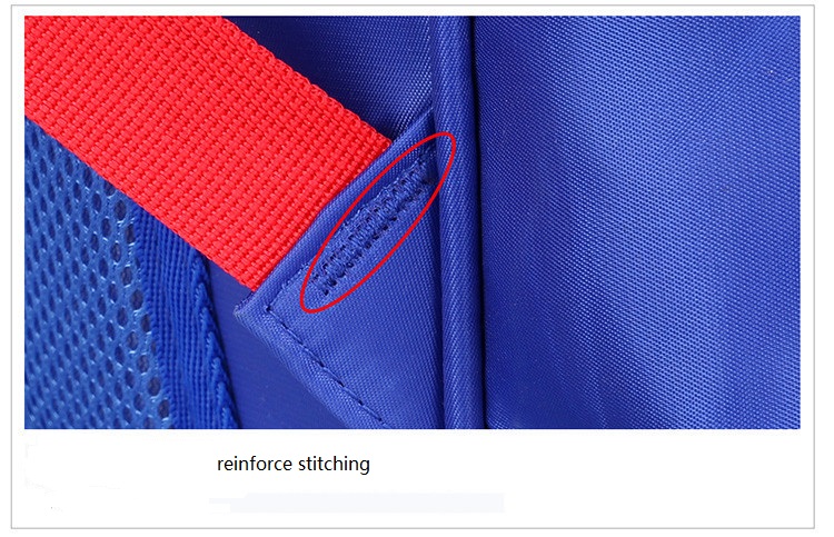 Bolso de la escuela rodante con costuras de refuerzo.