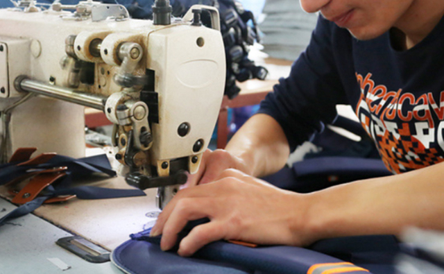 Los trabajadores están haciendo bolsas escolares3.