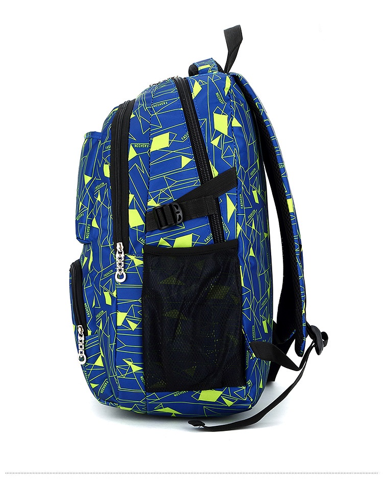 Vista lateral de la mochila al aire libre