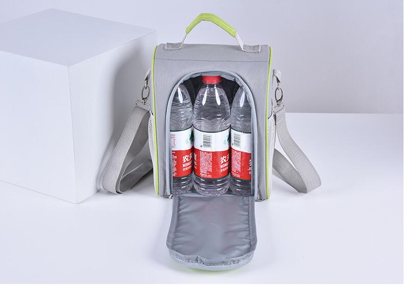 Dentro de la bolsa de aislamiento de picnic al aire libre.