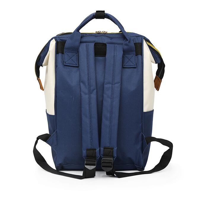 Detr&aacute;s de la mochila de la momia