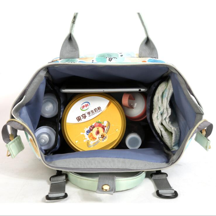 Vista interior de la bolsa de pa&ntilde;ales mochilas