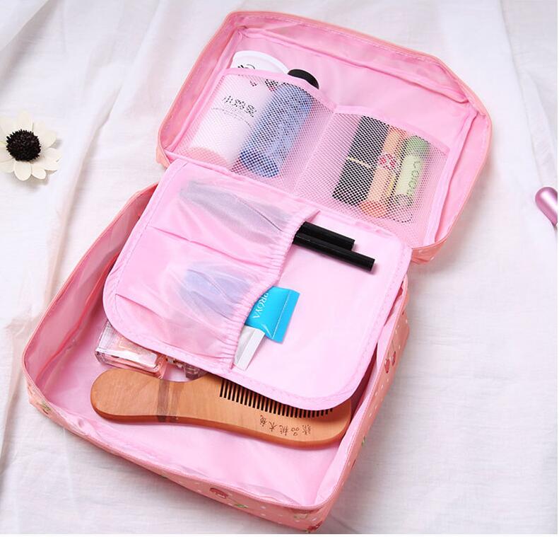 Dentro de la bolsa de almacenamiento cosm&eacute;tico de las mujeres.