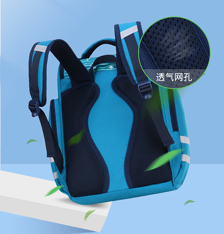 Detr&aacute;s de la bolsa de la escuela infantil