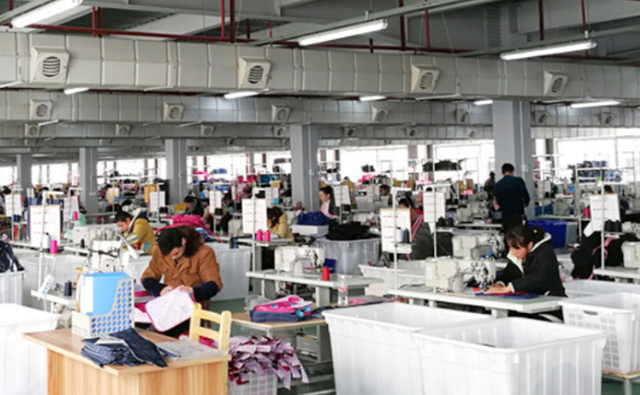 Los trabajadores están haciendo bolsas de la escuela2.