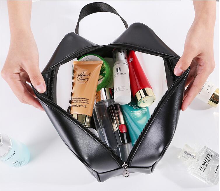 Apertura de la bolsa de lavado cosm&eacute;tico de las mujeres PVC port&aacute;tiles