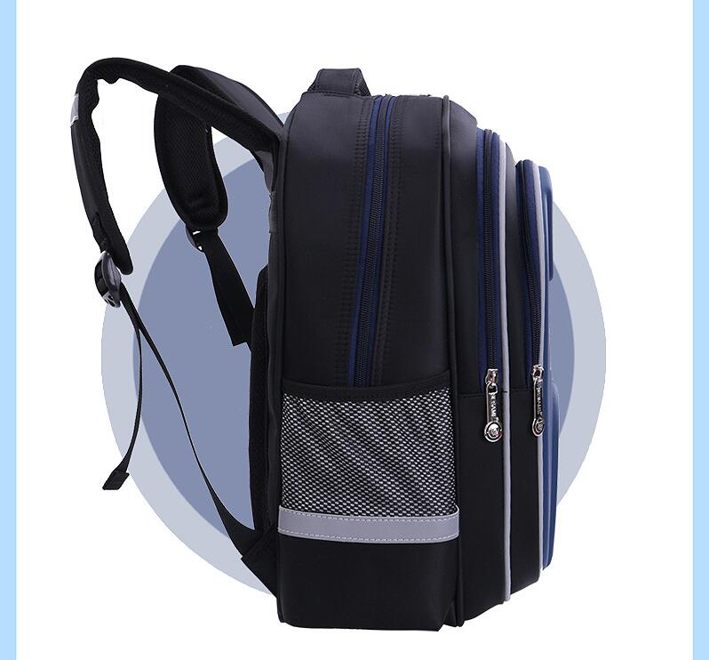 Vista lateral de la bolsa de la escuela con ruedas del estudiante