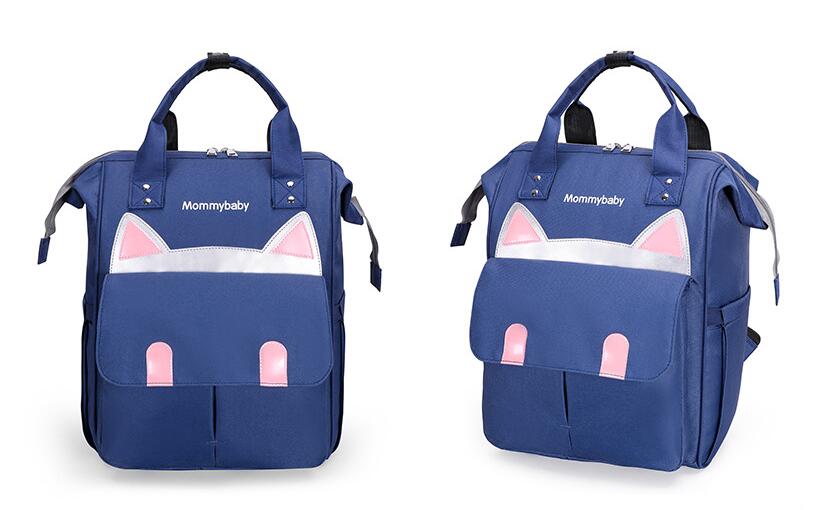 Vista diferente de la bolsa de mami azul