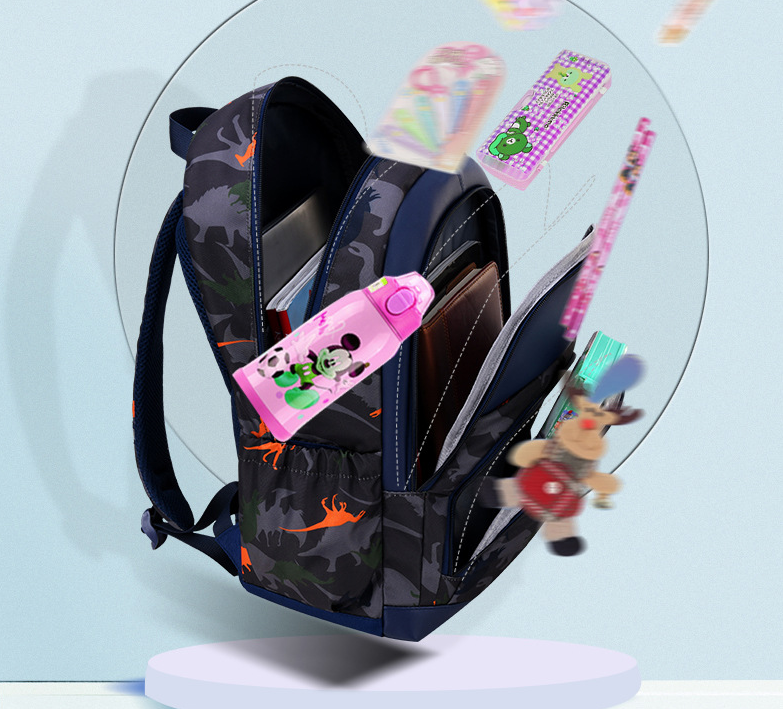 Apertura de la bolsa de mochila para ni&ntilde;os para la escuela